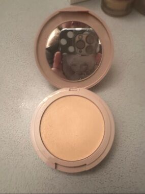 No Makeup Makeup Light Beige Foundation Compact — Cream Finish